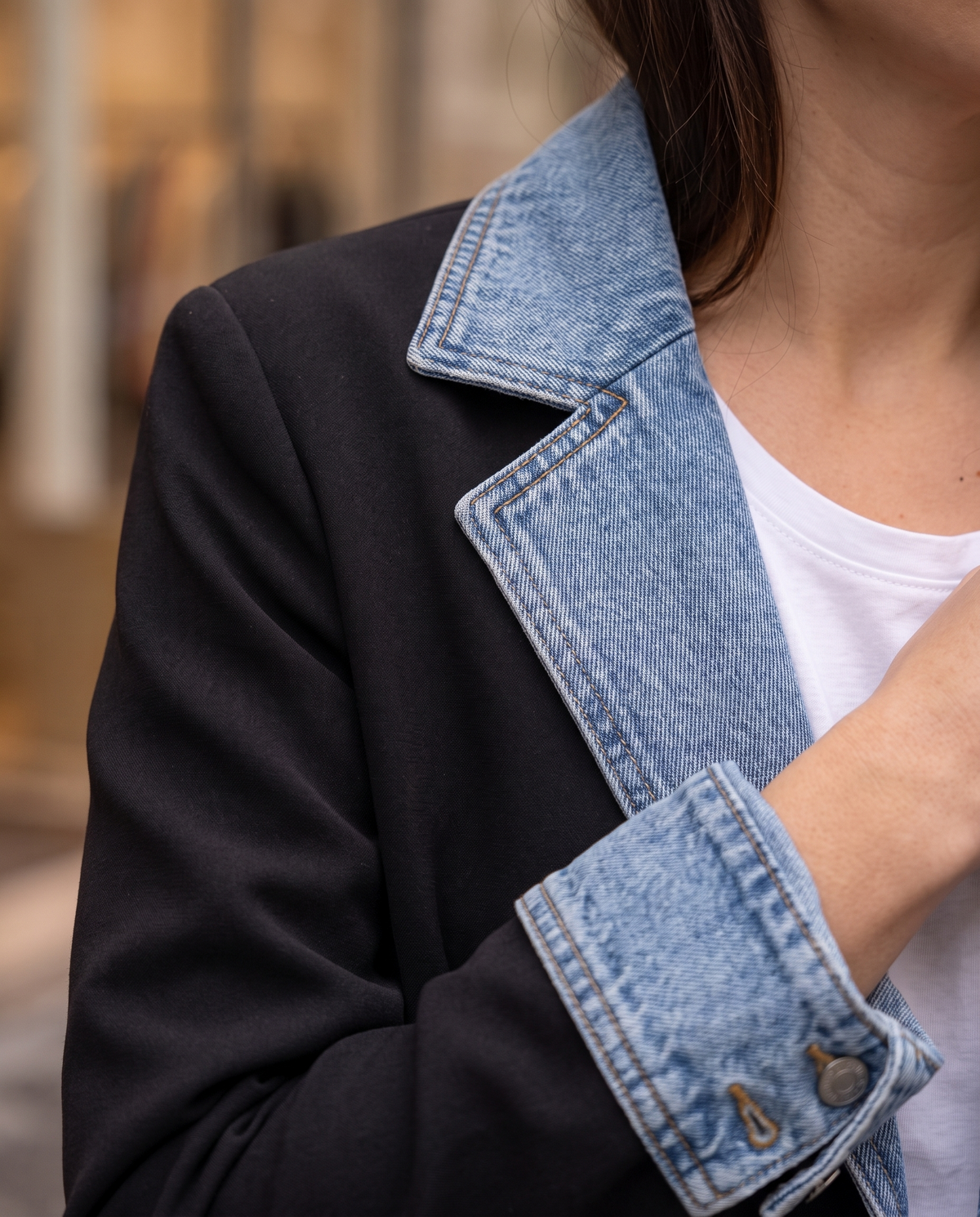Veste blazer bi-matière denim Inès — détail col et revers en denim
