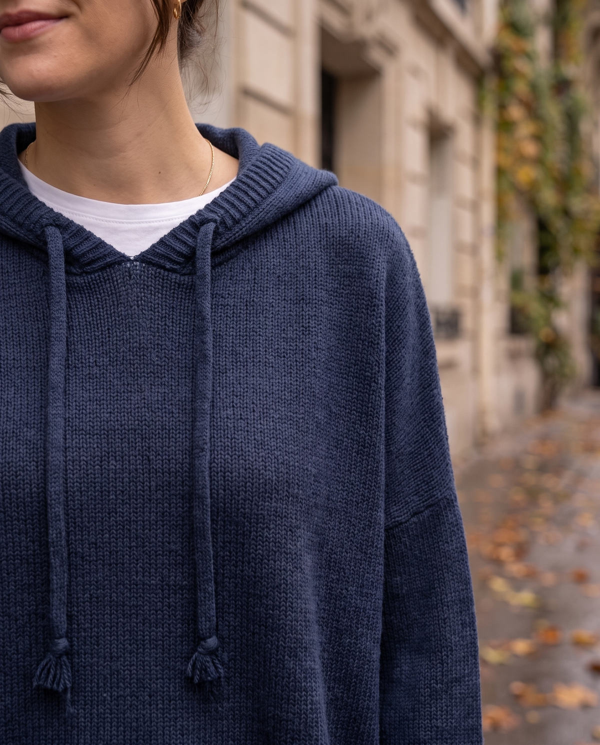 Pull à capuche oversize en maille Louise — détail capuche et cordons