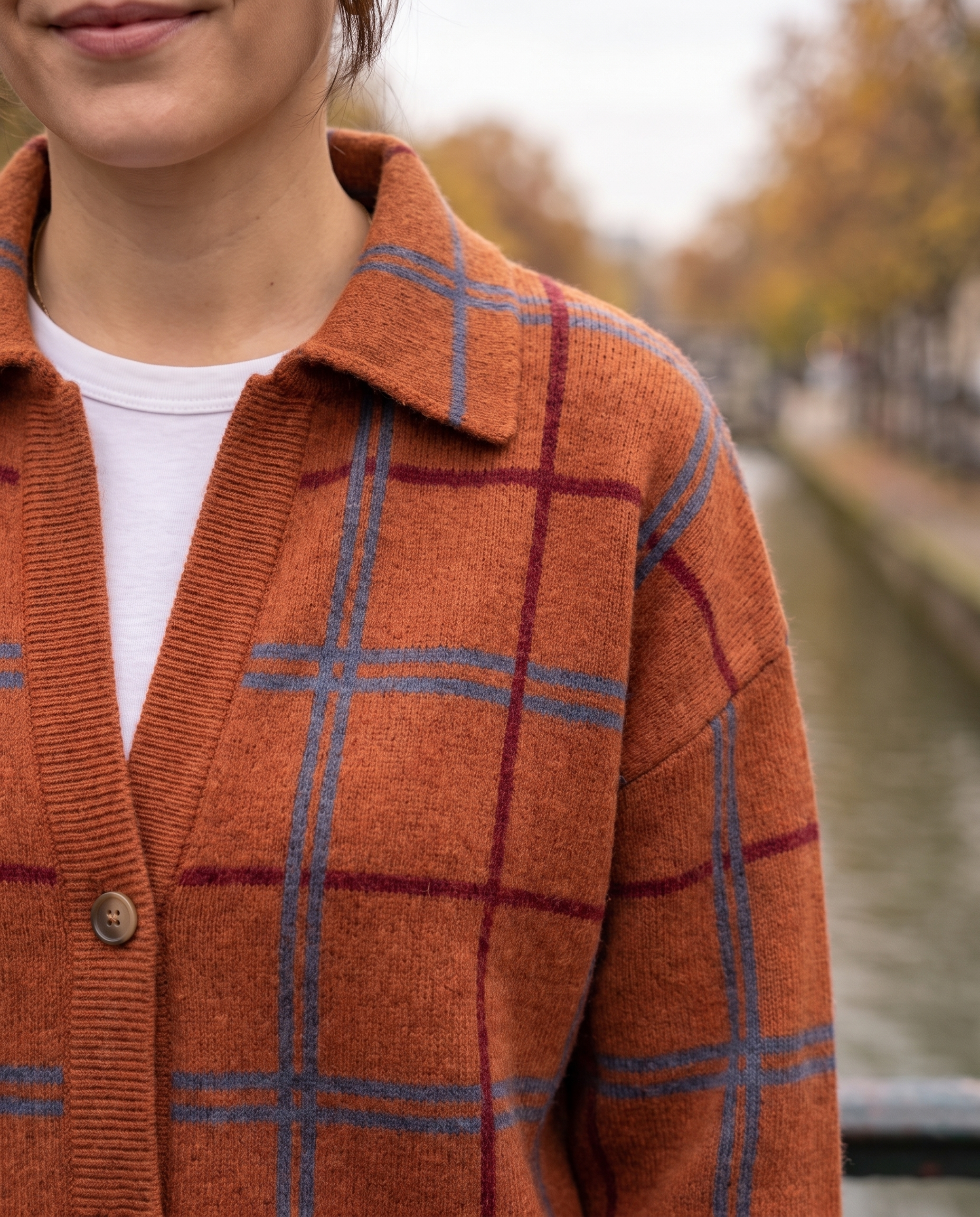 Veste-chemise en maille à carreaux Colette — détail maille et carreaux