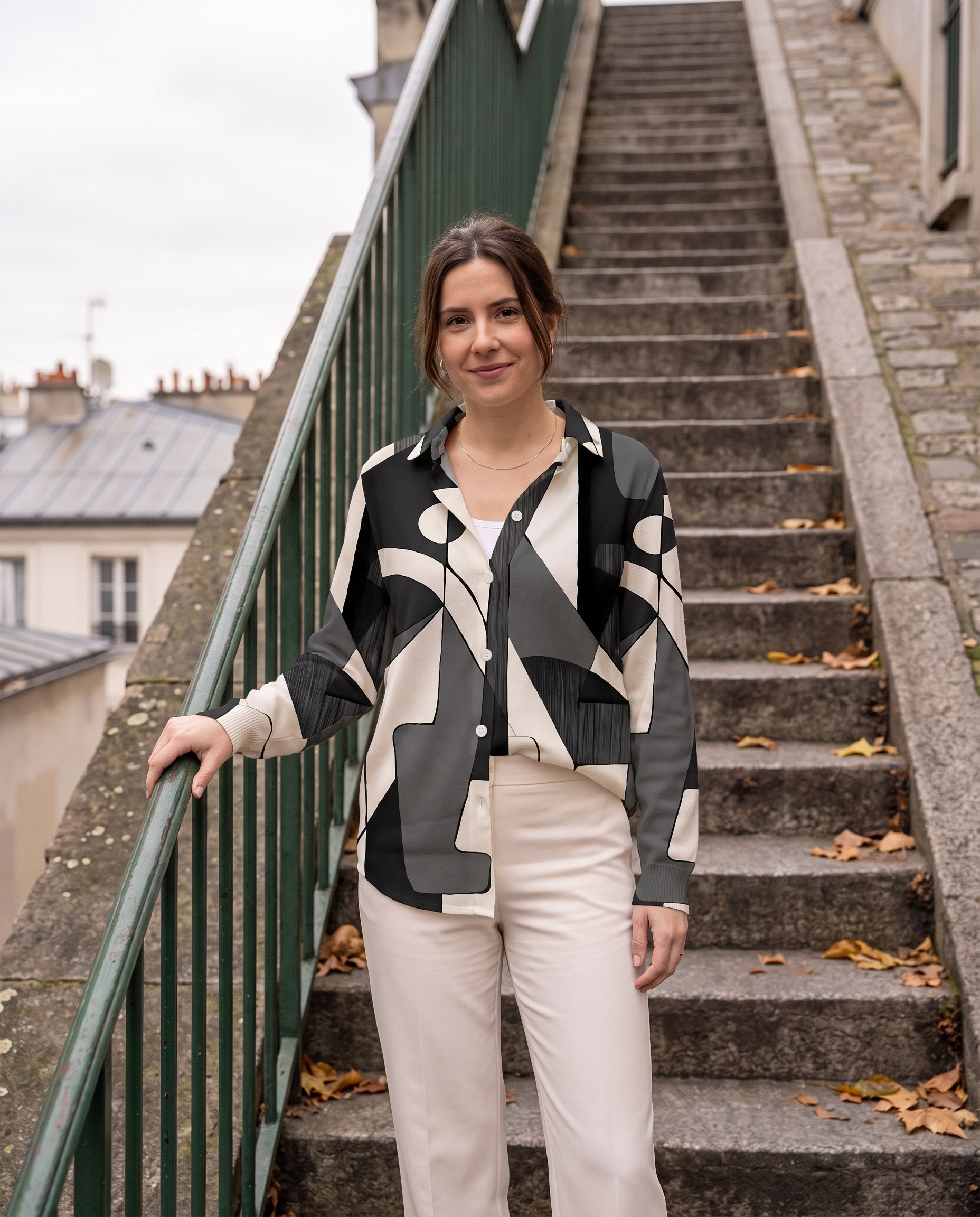 Chemise imprimé géométrique Delphine — portée, imprimé noir et blanc