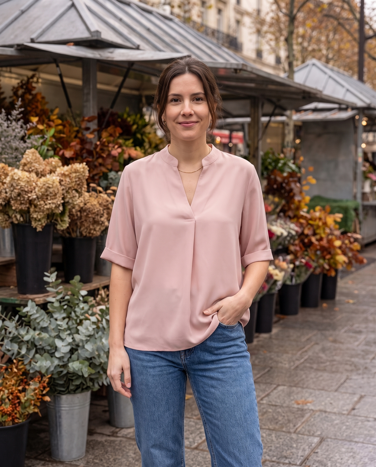 Blouse col V manches courtes Sidonie — portée, coloris Rose poudré
