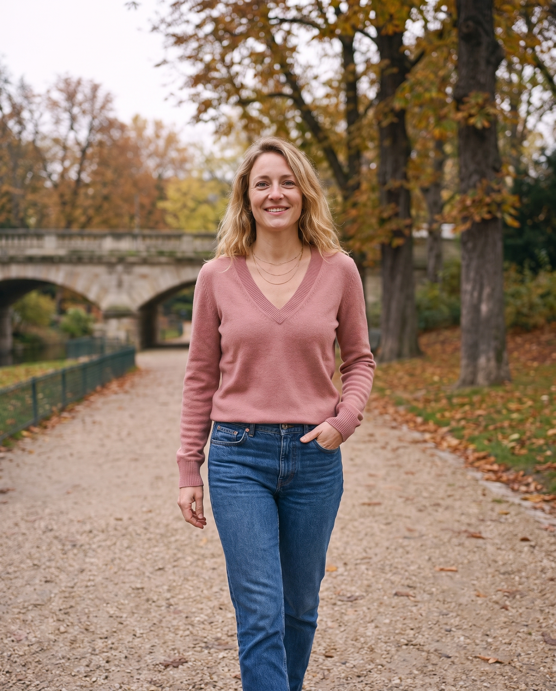 Pull col V en maille fine Océane — porté, coloris Rose