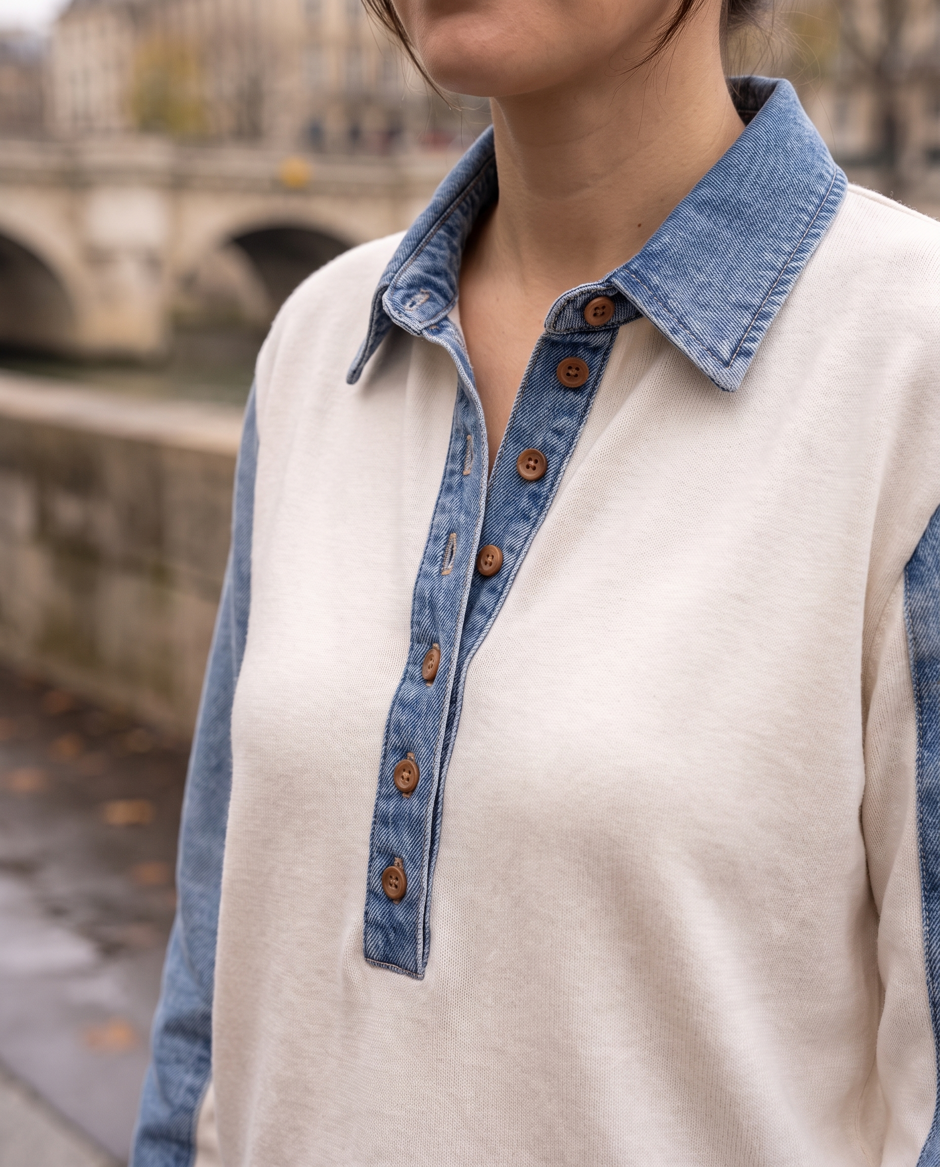 T-shirt manches longues empiècements denim Margot — détail col et patte en denim