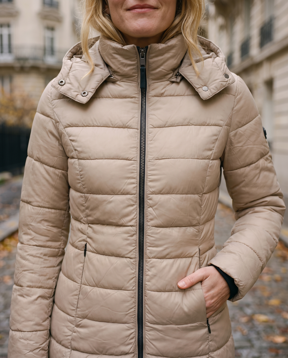 Parka matelassée à capuche Margaux — détail capuche et zip