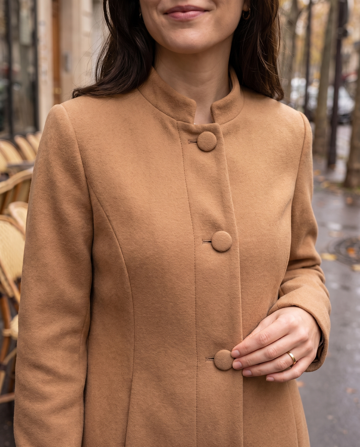 Manteau col officier Juliette — détail col officier et boutons