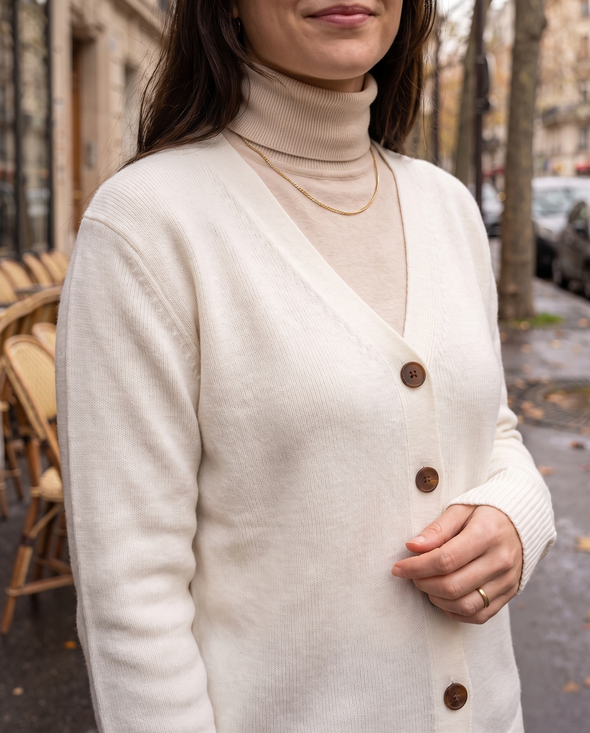 Gilet en maille col V Léa — détail maille et boutons