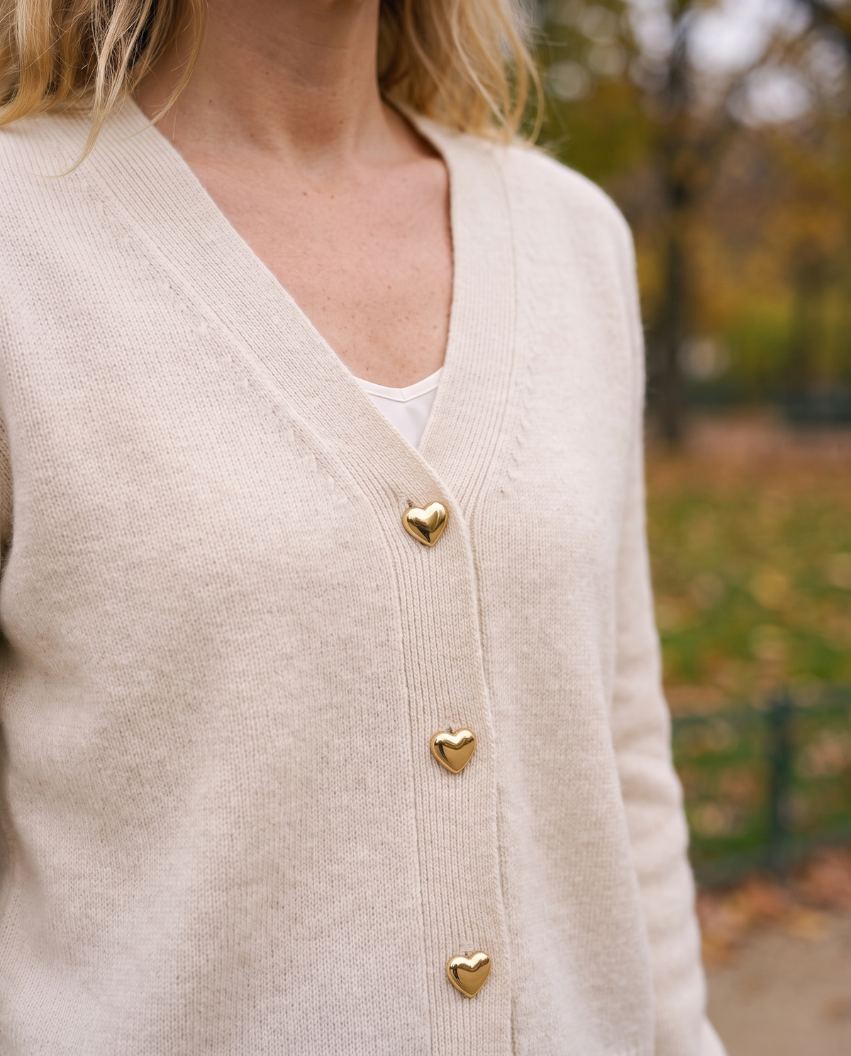 Cardigan col V boutons cœur Blanche — détail maille et boutons dorés
