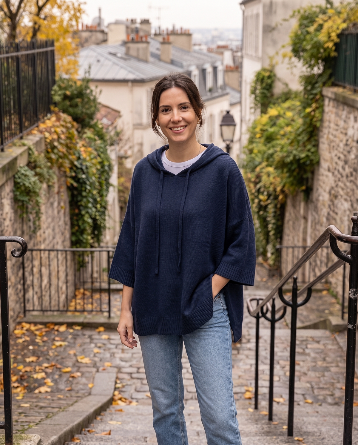 Pull à capuche oversize en maille Louise — porté, coloris Bleu marine