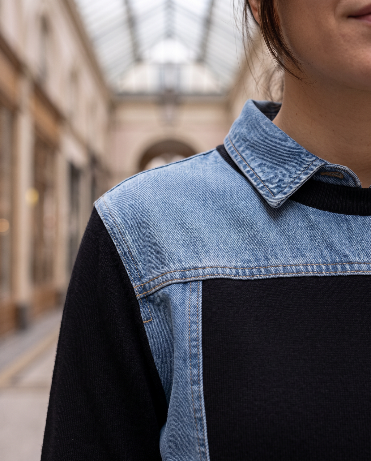 Pull épaules denim Anaïs — détail empiècement et col en denim