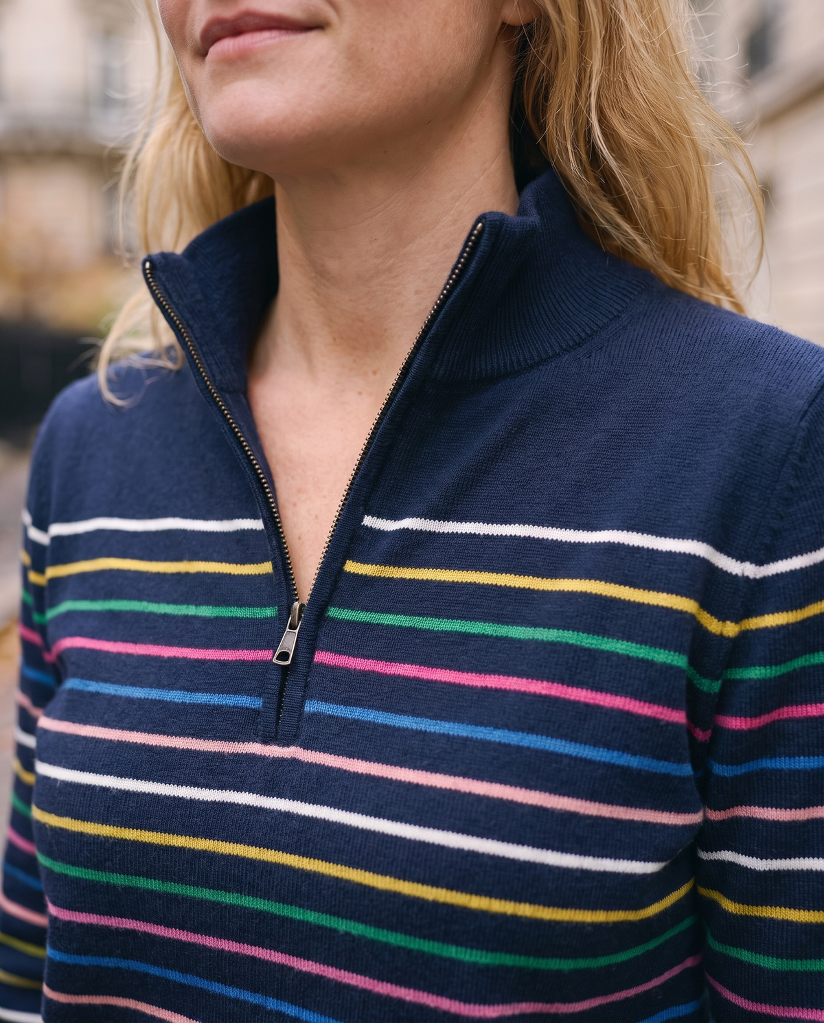 Pull demi-zip à rayures Manon — détail col et fermeture demi-zip