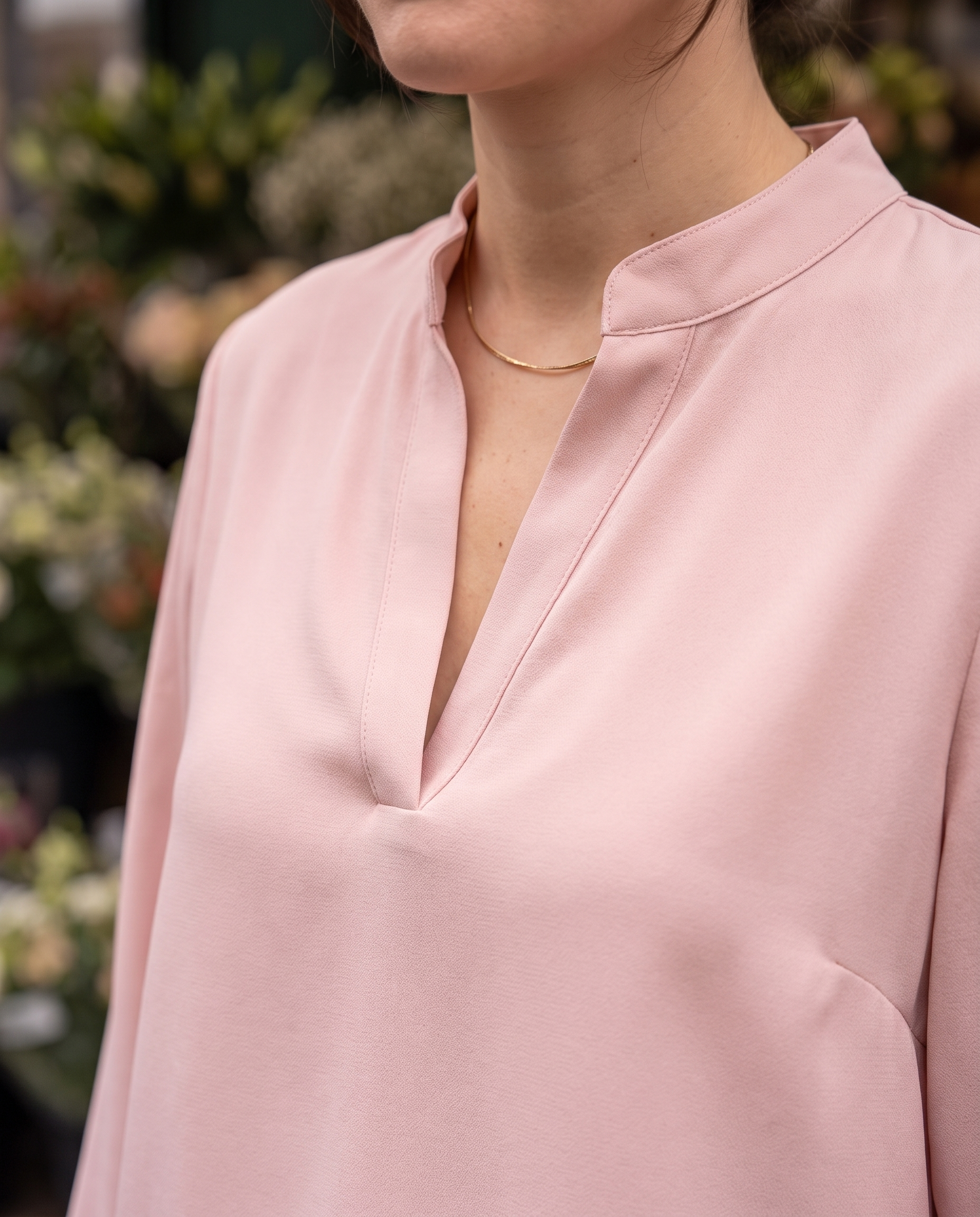Blouse col V manches courtes Sidonie — détail col et décolleté