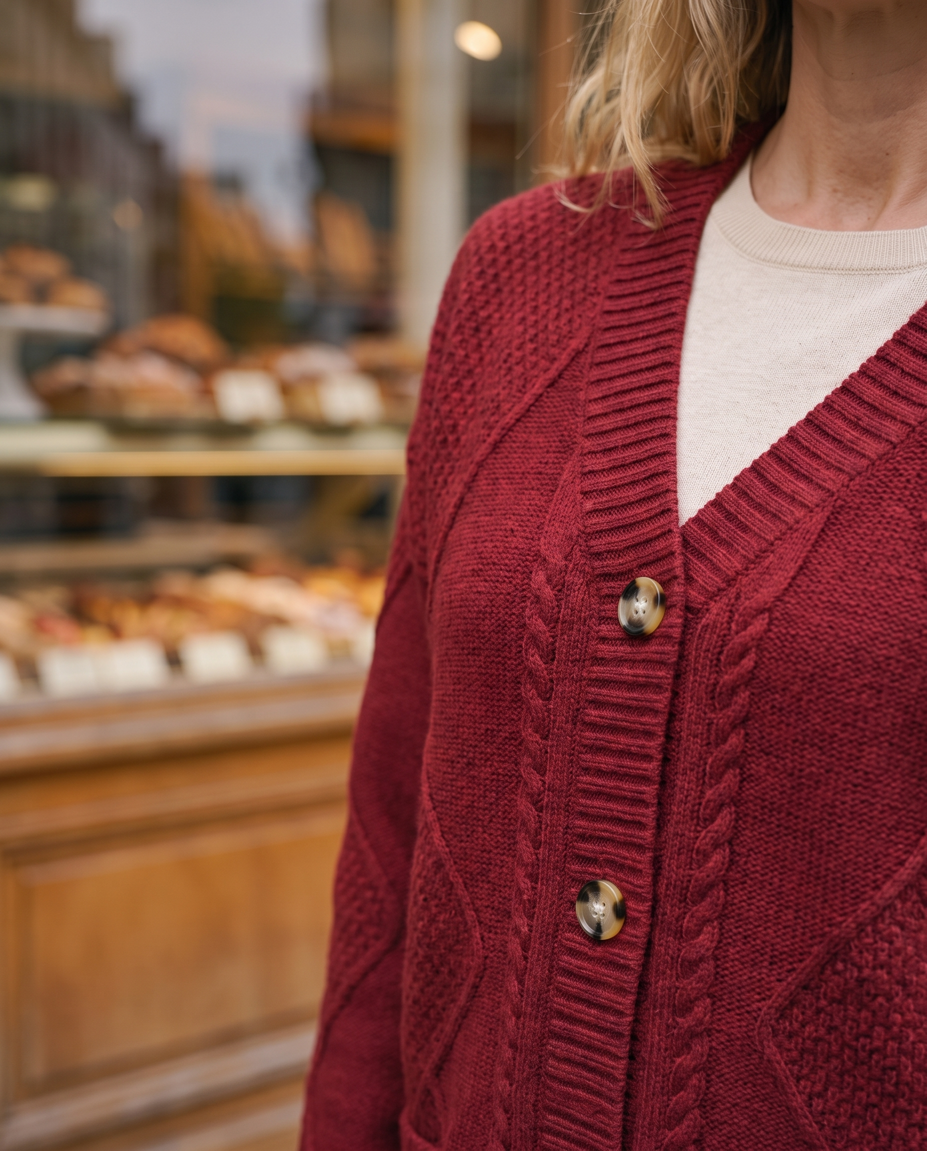 Gilet jacquard boutonné Sylvie — détail maille jacquard et boutons