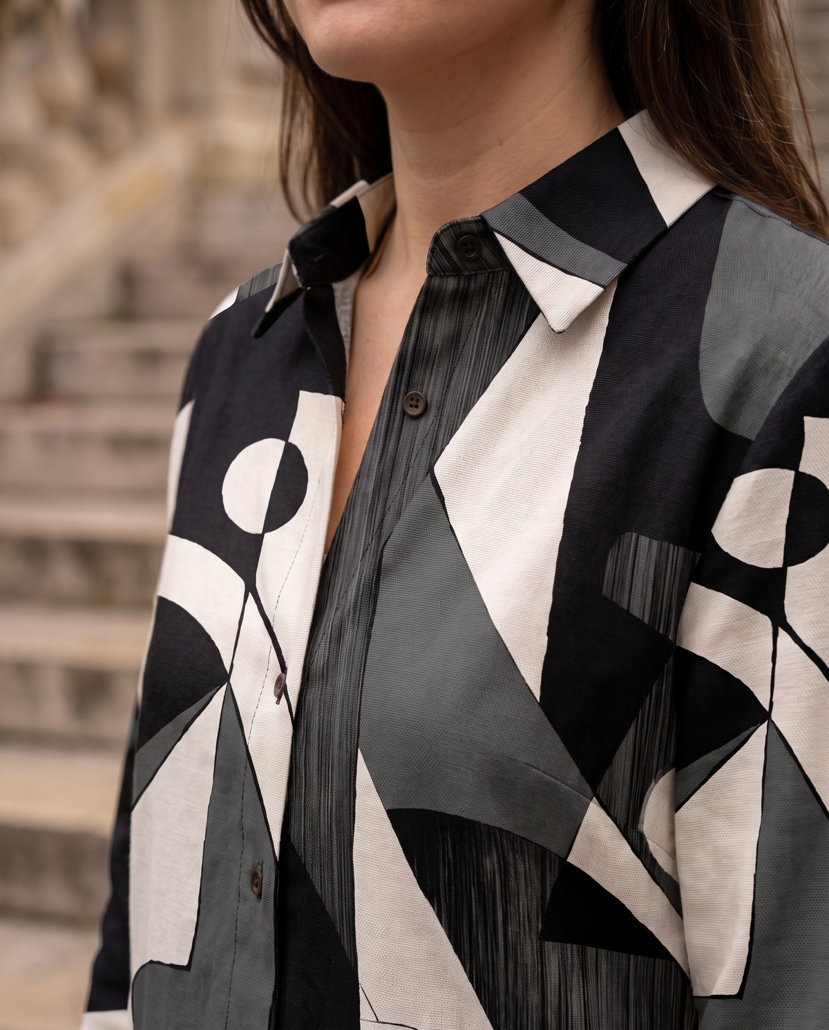 Chemise imprimé géométrique Delphine — détail imprimé et col