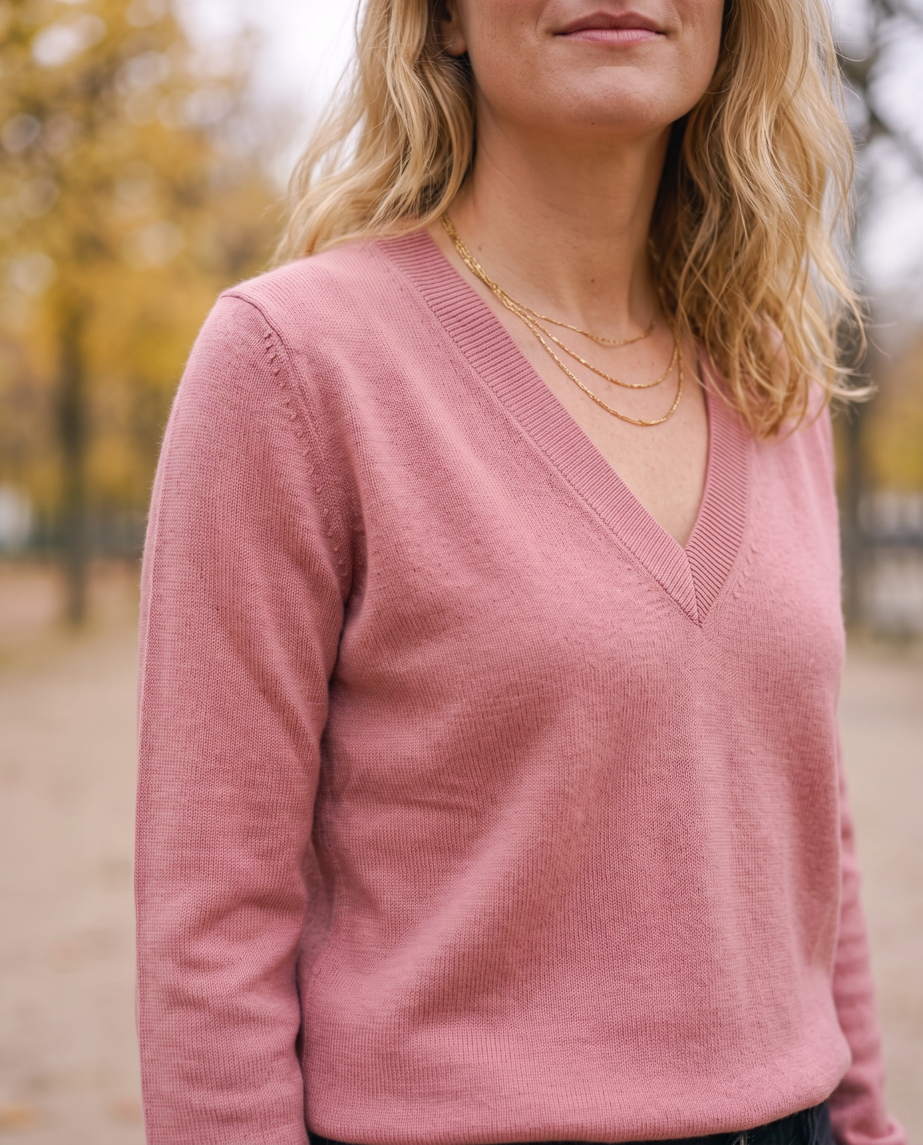 Pull col V en maille fine Océane — détail décolleté et maille