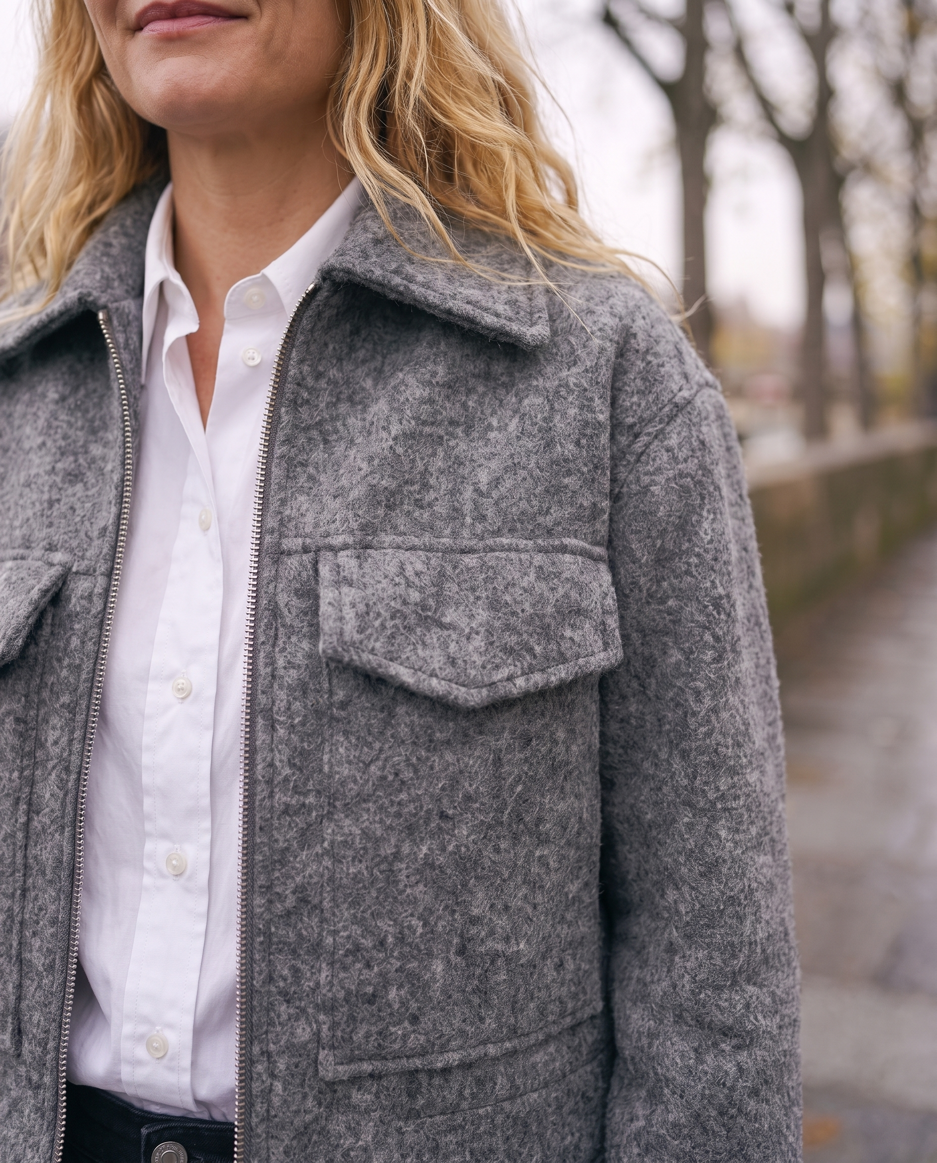 Veste courte en lainage zippée Adèle — détail poche plaquée et col